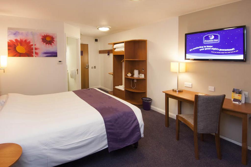 Premier Inn Woking West - A324 Exterior photo