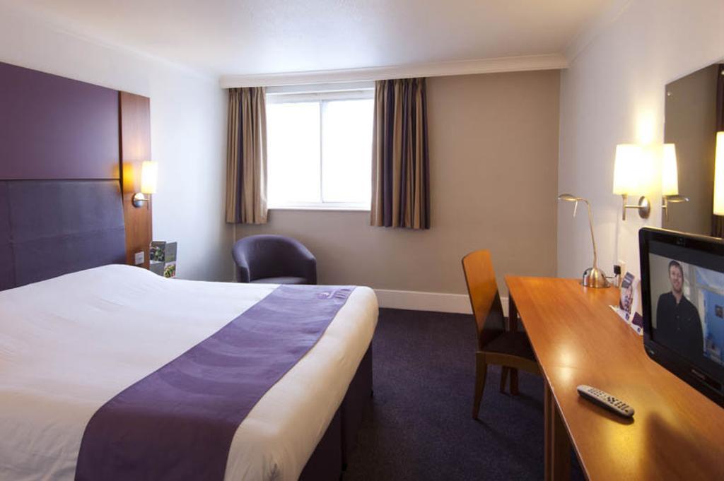 Premier Inn Woking West - A324 Room photo
