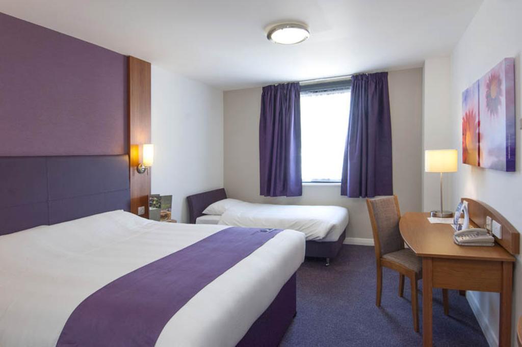 Premier Inn Woking West - A324 Room photo