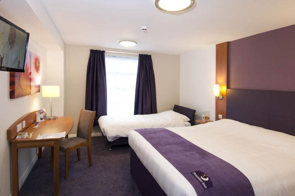 Premier Inn Woking West - A324 Room photo