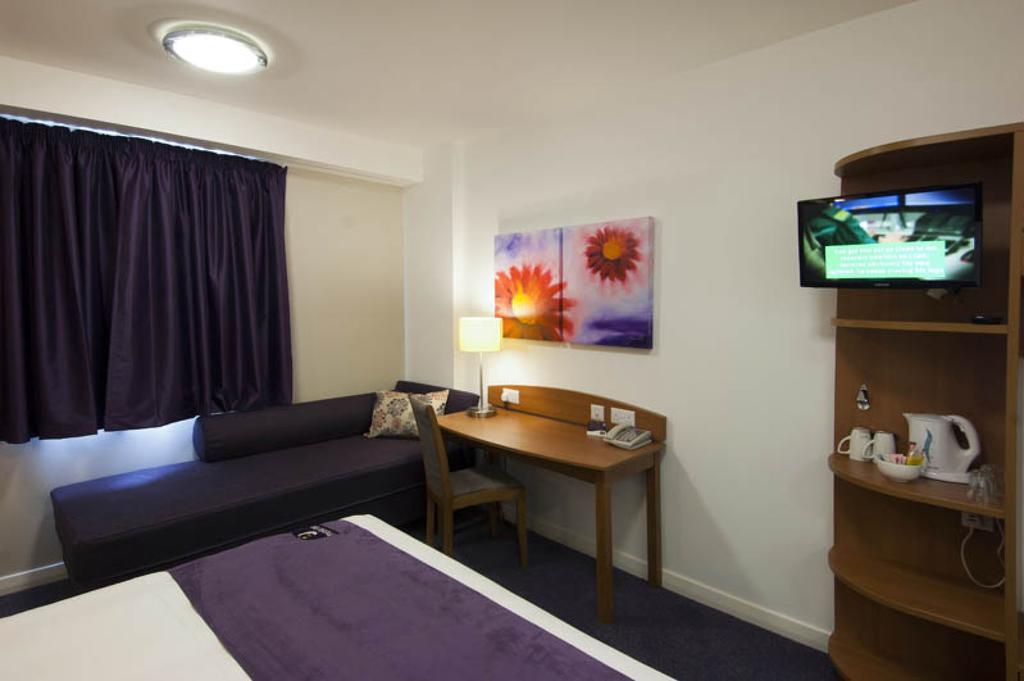 Premier Inn Woking West - A324 Room photo